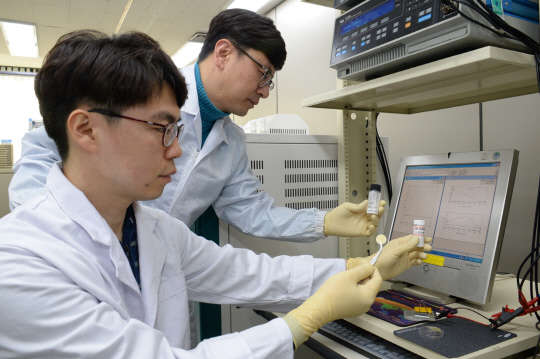 ETRI 연구진이 안전성과 이온전도도를 향상시킨 리튬이차전지 산화물계 고체 전해질의 성능을 검증하기 위해 이온전도도를 테스트하고 있다. ETRI 제공